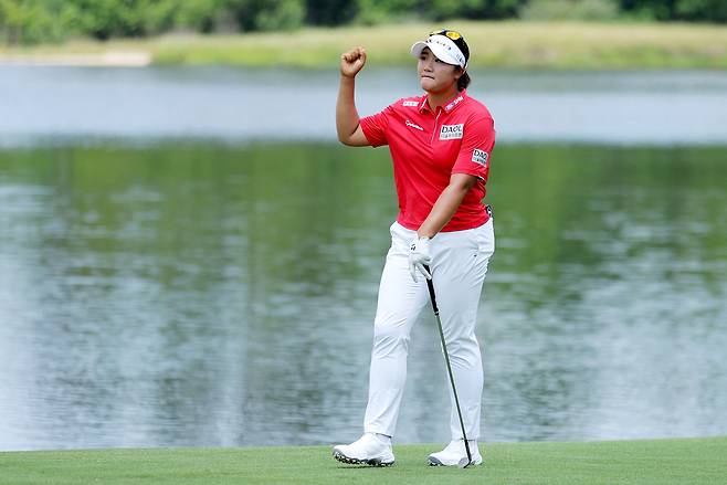 유해란이 27일 미국 텍사스주 우들랜즈의 더 클럽 앳 칼턴 우즈 잭 니클라우스 코스에서 열린 LPGA 투어 메이저대회 셰브론 챔피언십 3라운드 9번홀에서 칩인 버디를 잡은 뒤 주먹을 불끈 쥐며 기뻐하고 있다.  우들랜즈｜이매진 이미지스 연합뉴스