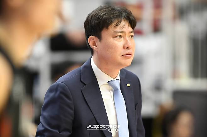 송영진 KT 감독 KBL 제공
