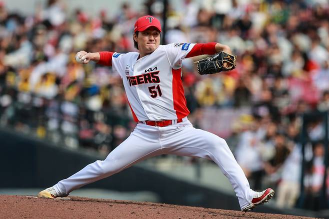 KIA 전상현이 27일 광주 LG전에 구원 등판해 역투하고 있다. KIA 타이거즈 제공