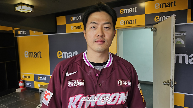 키움 오선진이 27일 인천 SSG전 만루홈런 포함 5타점 활약 후 더그아웃에서 인터뷰하고 있다.