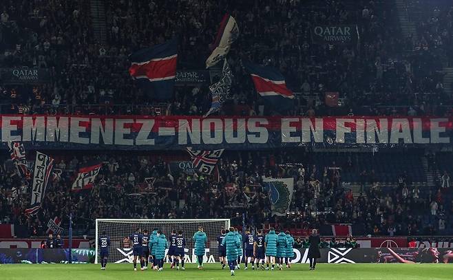 ▲ 26일 프랑스 파리 파르크 데 프랭스에서 펼쳐진 파리 생제르맹과 OGC 니스의 2024-25시즌 리그앙 31라운드. 파리 생제르맹 팬들이 챔피언스리그 결승 진출을 희망하는 현수막으로 선수단에 힘을 불어넣었다. ⓒ 연합뉴스/AFP