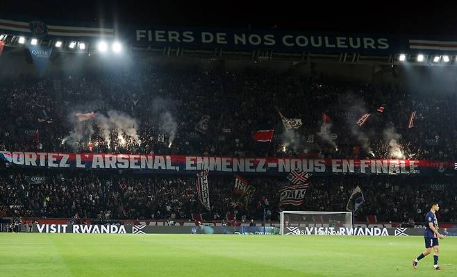 ▲ 26일 프랑스 파리 파르크 데 프랭스에서 펼쳐진 파리 생제르맹과 OGC 니스의 2024-25시즌 리그앙 31라운드. 파리 생제르맹 팬들이 챔피언스리그 결승 진출을 희망하는 현수막으로 선수단에 힘을 불어넣었다. ⓒ 연합뉴스/REUTERS