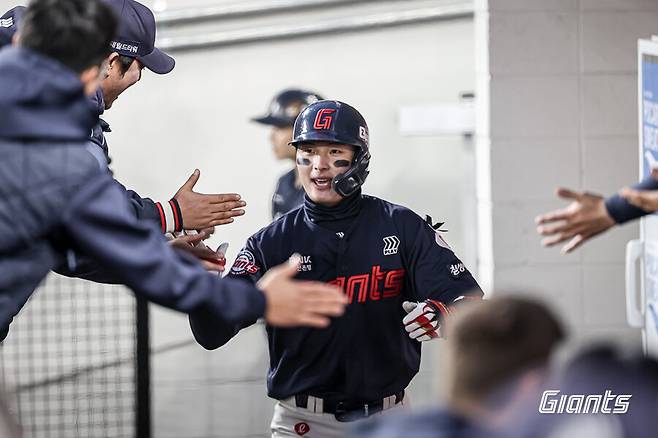 ▲ 롯데 윤동희 동료들과 하이파이브를 나누고 있다. ⓒ롯데 자이언츠