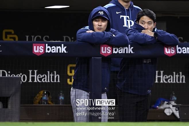 ▲ 덕아웃에서 경기를 지켜보는 김하성.