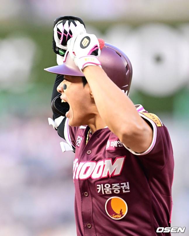 키움 송성문이 26일 SSG전에서 8회초 동점 적시타를 날리고 포효하고 있다.