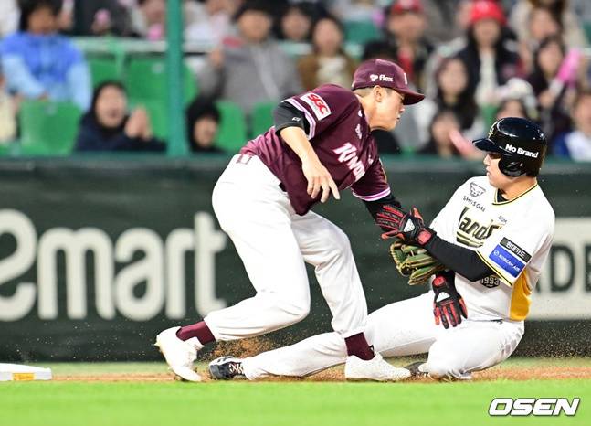 키움 오선진(왼쪽)이 9회말 3루로 향하는 석정우를 태그아웃시키고 있다.