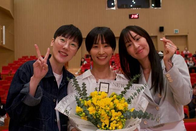 이이지마 사키(가운데)가 박혜진, 김소니아와 기념촬영을 하고 있다. /사진=BNK 제공
