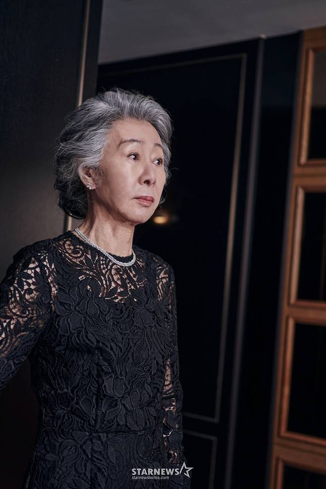 영화 '도그데이즈'의 배우 윤여정이 26일 오후 진행된 인터뷰를 위해 포즈를 취하고 있다. /사진제공=CJ ENM 2024.01.26 /사진=이동훈