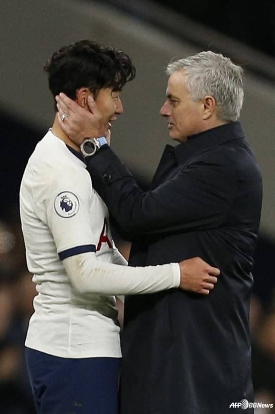 조세 무리뉴(오른쪽) 감독이 손흥민의 뺨을 손으로 만지고 있다. /AFPBBNews=뉴스1