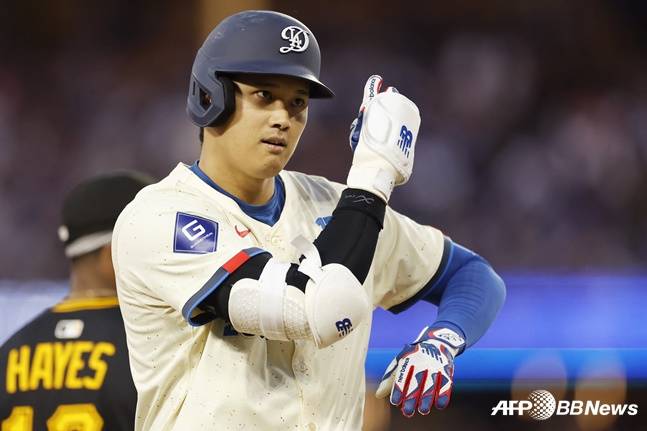 안타를 날리고 세리머니를 하는 오타니. /AFPBBNews=뉴스1