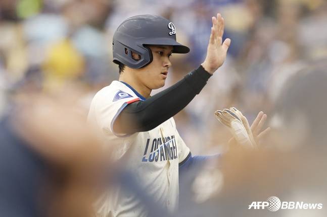 득점 후 동료들과 하이파이브를 하는 오타니. /AFPBBNews=뉴스1