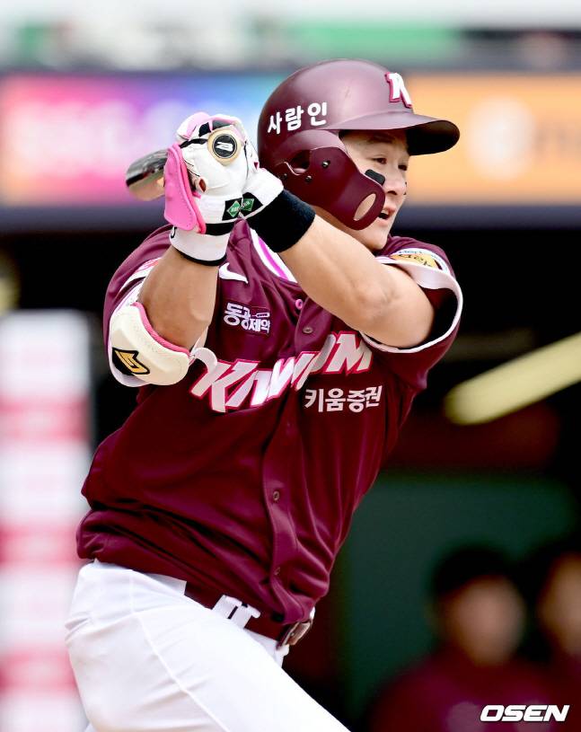 4회 추가 적시타를 날리는 최주환.