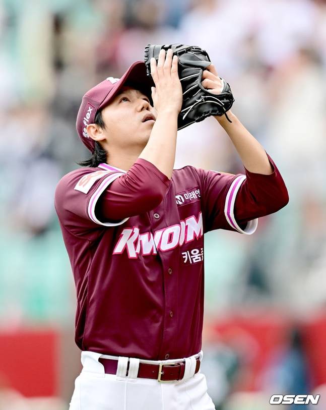 키움 선발 하영민이 6회말을 마치고 세리머니를 하고 있다.