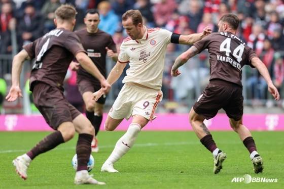 해리 케인(가운데)이 슛을 때리고 있다. /AFPBBNews=뉴스1