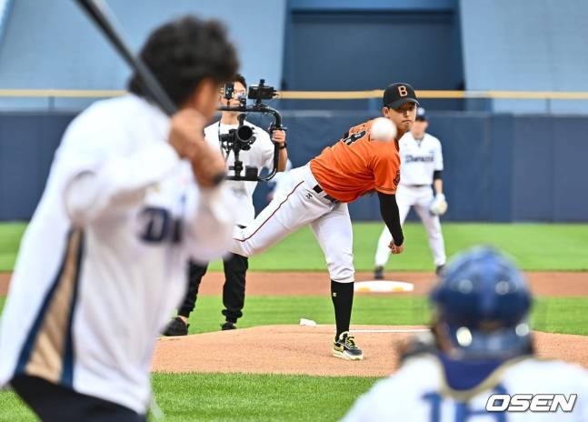 북일고 박준현(가운데)이 지난해 창원NC파크에서 시구하는 모습.