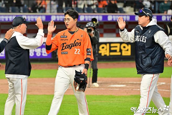 26일 오후 대전 한화생명 볼파크에서 열린 '2025 신한 SOL Bank KBO리그' KT 위즈와 한화 이글스의 경기, 한화가 KT에 2:1로 승리하며 연패에서 탈출했다. 이날 경기에서 승리한 한화 선수들이 기뻐하고 있다. 대전, 김한준 기자