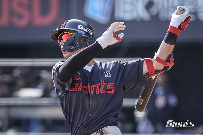 롯데 자이언츠 윤동희가 26일 잠실 두산 베어스전에서 타격하고 있다. 롯데 자이언츠