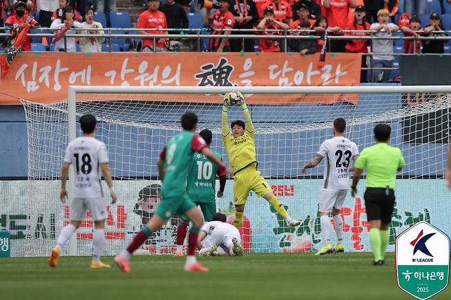 황선홍 감독이 이끄는 대전하나시티즌 27일 대전월드컵경기장에서 열린 강원FC와의 '하나은행 K리그1 2025' 10라운드 홈경기에서 전반 30분에 터진 주민규의 헤더 결승골에 힘입어 1-0 승리를 거뒀다. 후반 10분 강원 윙어 김경민이 다이렉트 퇴장을 당해 수적 우위를 점한 대전은 후반 30분 코너킥 상황에서 주민규의 헤더 득점으로 승점 3점을 챙겼다. 한국프로축구연맹 제공