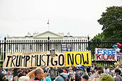 19일 백악관 앞에서 열린 반트럼프 시위 [AFP=연합뉴스 자료사진. 재판매 및 DB 금지]