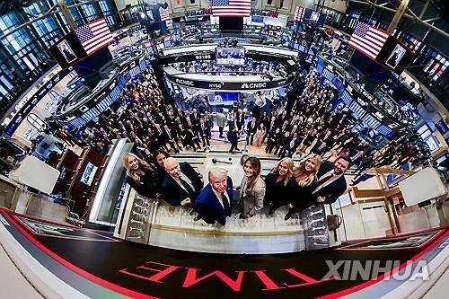 뉴욕증권거래소에 모습 드러낸 트럼프 [연합뉴스 자료사진]