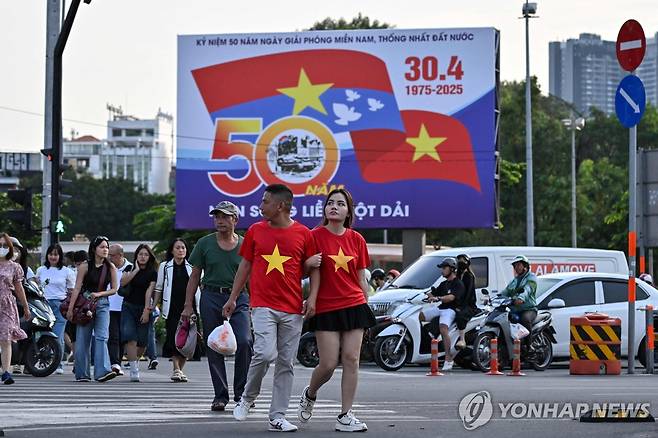 베트남전 종전·통일 50주년 기념일 간판 지난 26일(현지시간) 베트남 호찌민 시내에서 오는 30일 베트남전 종전·통일 50주년 기념일을 알리는 간판 앞을 시민들이 지나치고 있다. 2025.04.27
[AFP 연합뉴스 자료사진. 재판매 및 DB 금지]