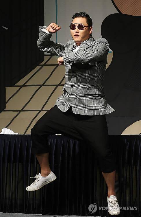 '강남스타일' 말춤 추는 가수 싸이 [연합뉴스 자료 사진]