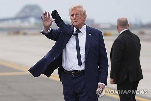 교황 장례 참석후 귀국한 트럼프 미국 대통령 [뉴저지 AP=연합뉴스 재판매 및 DB금지]