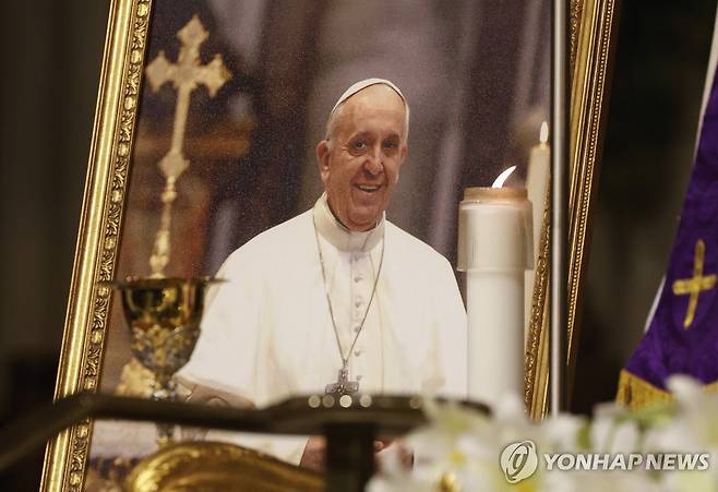 미국의 한 교회에 걸린 프란치스코 교황의 사진 [UPI=연합뉴스]