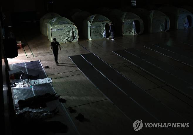 인제 산불 이틀째…밤 지샌 주민들 (인제=연합뉴스) 양지웅 기자 = 27일 강원 인제군 기린실내체육관에 마련된 산불 대피소에서 밤을 보낸 주민들이 발걸음을 옮기고 있다. 2025.4.27 yangdoo@yna.co.kr