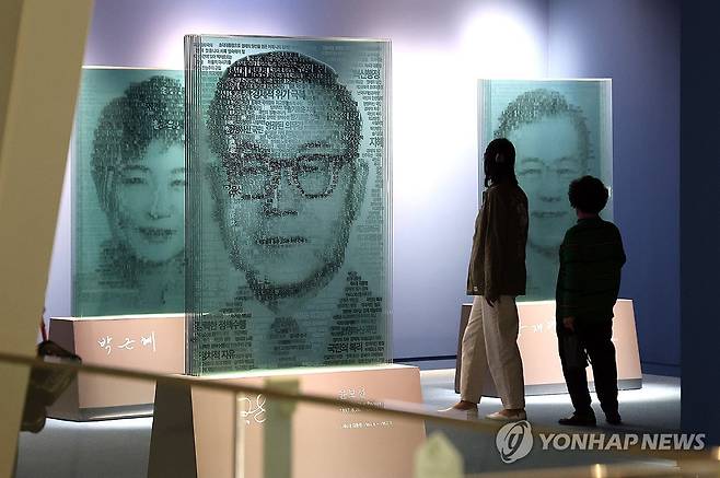 대통령 기록 전시관 (세종=연합뉴스) 배재만 기자 = 윤석열 전 대통령 파면에 따라 현 정부의 대통령기록물 이관을 위한 현장 점검이 시작됐다. 10일 세종시 대통령기록관 내 대통령기록 전시관 모습. 2025.4.10 scoop@yna.co.kr