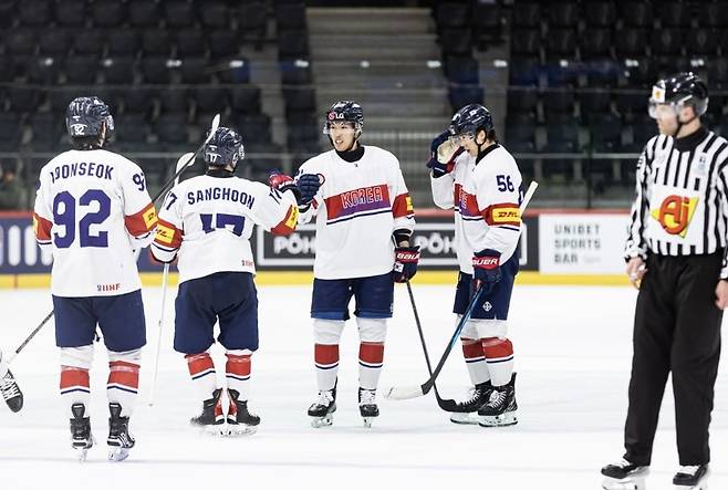 크로아티아전에서 승리한 한국 아이스하키 대표팀 [국제아이스하키연맹 홈페이지 캡처. 재판매 및 DB 금지]