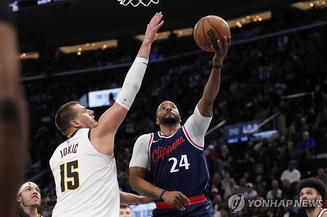 슛하는 파월(오른쪽), 막으려는 요키치 [AP=연합뉴스]