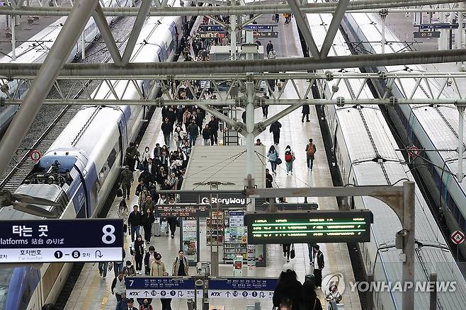 서울역에서 열차를 이용하는 승객들 [연합뉴스 자료사진]