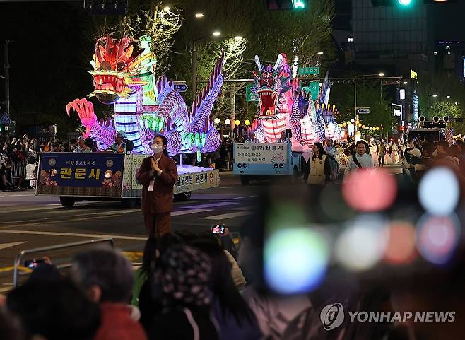 화려한 연등행렬 (서울=연합뉴스) 서명곤 기자 = 불기 2569년(2025년) 부처님오신날(5월 5일)을 앞두고 26일 연등 행렬이 흥인지문(동대문)을 출발해 종로를 지나 조계사로 향하고 있다. 2025.4.26 seephoto@yna.co.kr
