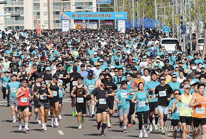 기장바다마라톤대회 '출발' (부산=연합뉴스) 손형주 기자 = 27일 오전 부산 기장군 일대에서 열린 제7회 기장바다마라톤대회에서 하프코스에 출전한 참가자들이 힘차게 출발하고 있다. 연합뉴스와 기장바다마라톤조직위원회가 주최한 이번 마라톤에서 1만명의 참가자는 기장군의 아름다운 해안가를 달렸다. 2025.4.27 handbrother@yna.co.kr