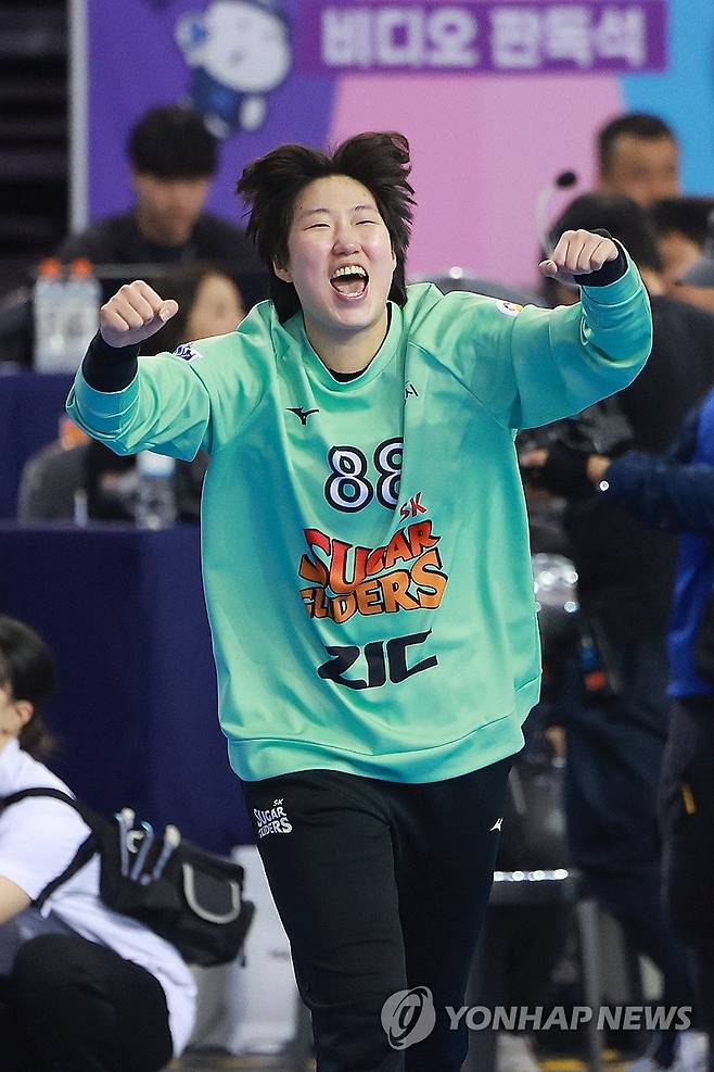 환호하는 박조은 (서울=연합뉴스) 신현우 기자 = 27일 서울 송파구 올림픽공원 핸드볼경기장에서 열린 신한 SOL페이 2024-2025 핸드볼 H리그 여자부 챔피언결정전 2차전 삼척시청과 SK 슈가글라더즈의 경기. SK 골키퍼 박조은이 득점을 막아낸 뒤 환호하고 있다. 2025.4.27 nowwego@yna.co.kr