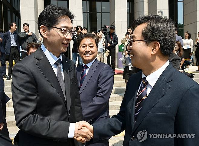 인사하는 김경수, 김동연 대선 경선 후보 (서울=연합뉴스) 김주형 기자 = 더불어민주당 김경수, 김동연 대선 경선 후보가 25일 서울 여의도 국회 도서관에서 열린 4·27 남북 판문점선언 7주년 기념식에 참석하며 인사를 나누고 있다. 2025.4.25 kjhpress@yna.co.kr