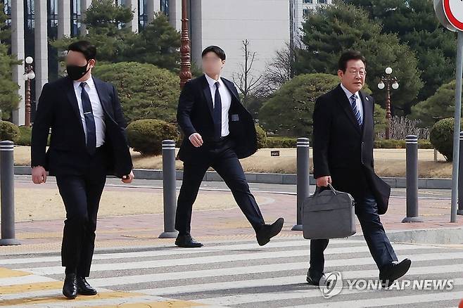'국회 경내에서도 경호원들과 함께' (서울=연합뉴스) 김주성 기자 = 최근 신변 위협 우려가 제기된 더불어민주당 이재명 대표가 17일 경호원들의 보호를 받으며 서울 여의도 국회 경내를 걷고 있다. 
    경찰은 이 대표에 대한 살해 협박 등 위협이 계속됨에 따라 첩보 수집 활동을 강화하는 한편 신변보호 방안을 당과 협의 중이다. 2025.3.17 utzza@yna.co.kr