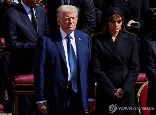 트럼프 대통령과 멜라니아 여사 (바티칸 로이터=연합뉴스) 26일(현지시간) 바티칸 성 베드로 광장에서 진행된 프란치스코 교황의 장례미사에 참석한 도널드 트럼프 미국 대통령과 부인 멜라니아 여사. 2025.4.26