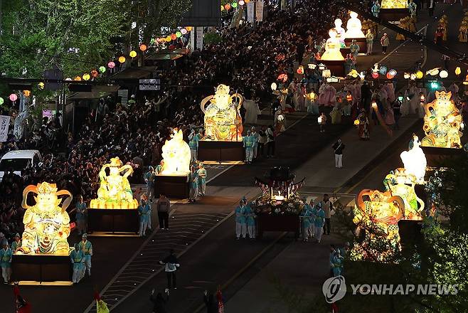 화려한 연등행렬 (서울=연합뉴스) 서명곤 기자 = 불기 2569년(2025년) 부처님오신날(5월 5일)을 앞두고 26일 연등 행렬이 흥인지문(동대문)을 출발해 종로를 지나 조계사로 향하고 있다. 2025.4.26 seephoto@yna.co.kr