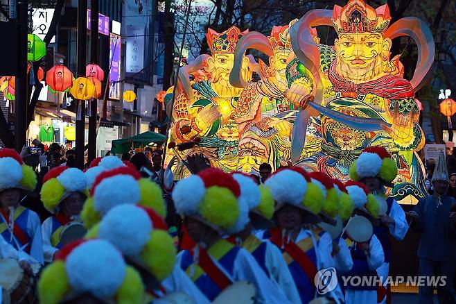 인사동 밝히는 연등놀이 연등행렬 (서울=연합뉴스) 신현우 기자 = 불기 2569년(2025년) 부처님오신날(5월 5일)을 앞두고 27일 서울 종로구 인사동 등 조계사 인근에서 연등회 마지막 행사 연등놀이가 열린 가운데 연등행렬이 조계사 앞 교차로에 설치된 무대로 향하고 있다. 2025.4.27 nowwego@yna.co.kr