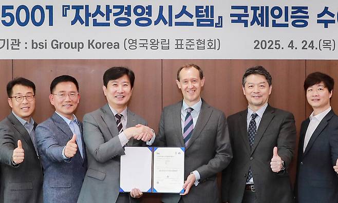 ▲ '자산경영시스템 국제인증 수여식'에서 배영민 인천공항공사 인프라본부장이 토니 클렘슨 주한영국대사관 참사관 등 관계자들과 기념촬영을 하고 있다. 사진제공=인천공항공사