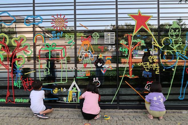 백남준아트센터의 '랜덤-테이프-플레이' 활동 장면.사진=경기문화재단