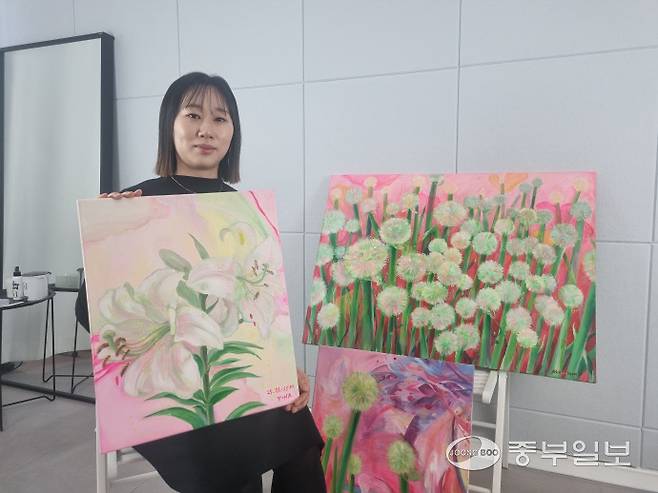 오는 30일 화성열린문화예술공간에서 'Nevertheless'를 개최하는 오요나 작가가 자신의 작품과 함께 포즈를 취하고 있다. 이준도기자