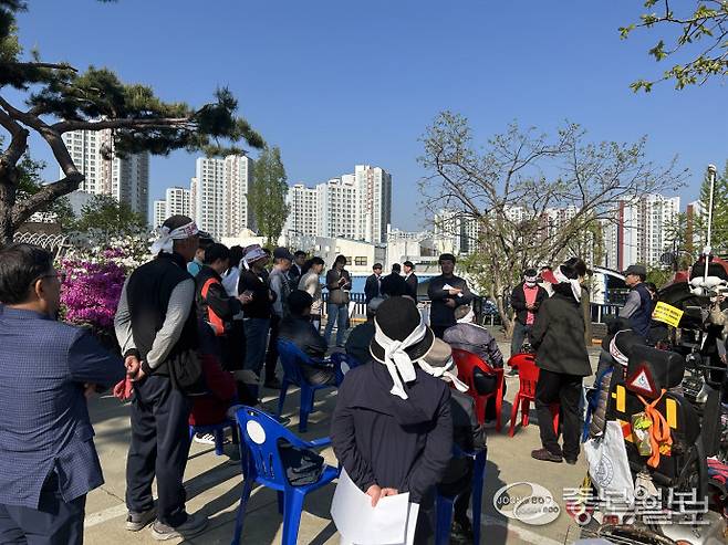 28일 수원시 장안구 이목동 일대 인동선 5공구 시공사인 A건설사가 개최한 주민설명회가 열리고 있다. 이날 설명회에 참석한 주민 30여 명은 개발행위허가를 내준 구청을 비판하며 설치 반대 목소리를 높였다. 박도희 기자