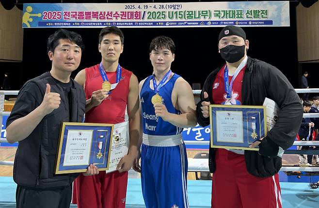 28일 충남 청양군민체육관에서 열린 2025 전국종별선수권복싱대회 남일반부서 우승한 성남시청 선수단이 기념사진을 찍고 있다. 사진은 왼쪽부터 주태욱 감독, 손석준, 김택민, 정의찬. 사진=경기도복싱협회
