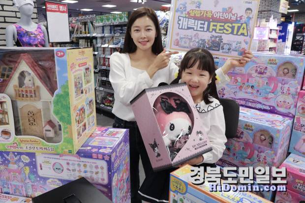 이마트 서울 용산점에서 모델들이 '이마트 캐릭터 완구 할인 상품'을 소개하고 있다. 사진=이마트 제공