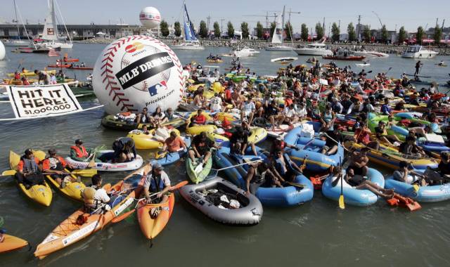 오라클 파크 담장 넘어 날아가는 ‘스플래시 히트’를 잡기 위해 늘어선 보트와 요트들. AP·UPI연합뉴스