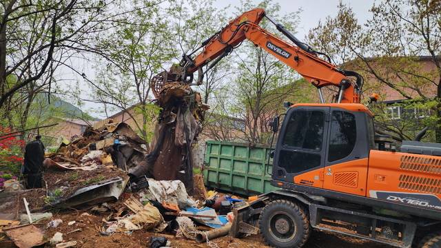 경주시가 주민들과 협력사업으로 수십년간 방치된 400여t의 생활쓰레기를 정리하고 있다. 경주시 제공