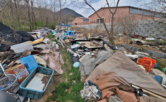 경주시 산대리 야산에 수십년간 무단 야적되고 있는 생활쓰레기 더미. 경주시 제공